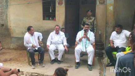 सिमरी: राजपुर गांव में सड़क दुर्घटना में युवक की मौत के बाद परिजनों से मिले विधायक शंभूनाथ सिंह यादव, बंधाया ढांढस