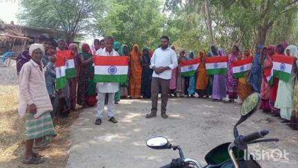 आनंदपुरी: नाहरपुरा में तिरंगा यात्रा के आयोजन को लेकर घर-घर निमंत्रण दे रहे भाजपा कार्यकर्ता