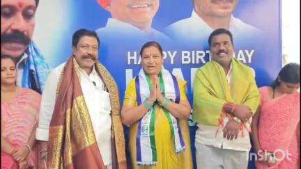 ఆదోని: ఆదోని మున్సిపల్ చైర్ పర్సన్ గా బోయ లోకేశ్వరి ఎన్నిక కావడంతో, మాజీ ఎమ్మెల్యే సాయి ప్రసాద్ రెడ్డి సన్మానించారు.