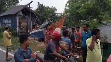 আলিপুরদুয়ার ১: নোনাই এলাকায় ট্রাক দুর্ঘটনা  গ্রস্থ ট্রাককে উদ্ধার করল আলিপুরদুয়ার পুলিশ