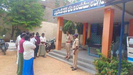 పత్తికొండ: పత్తికొండ పోలీస్ స్టేషన్లో రౌడీషీటర్లకు కౌన్సిలింగ్ ఇచ్చిన సీఐ జయన్న