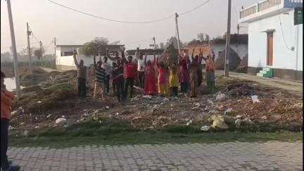 अमरोहा: अमरोहा नगर पालिका के मोहल्ला मीरा सराय में गंदगी से लोग परेशान बच्चे हो रहे लोगों ने किया प्रदर्शन लगाई गुहार#jansamas