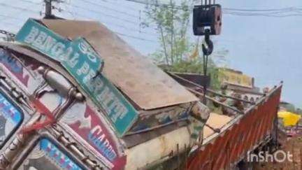 সীমলাপাল: সিমলাপাল বাজারের সবজি মার্কেটের নিকটে নিয়ন্ত্রণ হারিয়ে নির্মীয়মান কালভার্টের গর্তে পড়ে গেল একটি বালি বোঝাই লরি