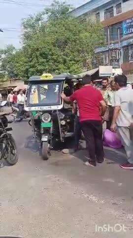 उन्नाव: उन्नाव की आवास विकास में तेज रफ्तार ई-रिक्शा अनियंत्रित होकर पलटा, सवार महिला हुई घायल