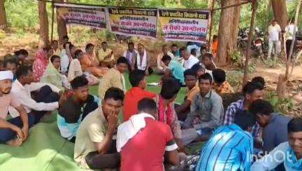 कांकेर: अंतागढ़ में रेलवे प्रभावित किसानों द्वारा किया जा रहा अनिश्चितकालीन रेल रोको आंदोलन, भारी सुरक्षा के बीच पहुंची ट्रेन