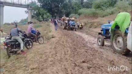 बाह: पिनाहट में तेज हवा और बारिश के कारण चंबल पेंटून पुल मार्ग कीचड़ से हुआ बाधित, वाहन फंसे #jansamasya