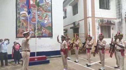 ধর্মনগর: গালোয়ান চকস্থিত জেলা পুলিশ সুপারের অফিস প্রাঙ্গণে গার্ড অফ ওনার দেওয়া হয় রাজ্য পুলিশের ডিজিপি-কে