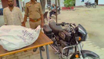 सगड़ी: कंधरापुर पुलिस ने चोरी की मोटरसाइकिल, सामान और अवैध असलहा व कारतूस के साथ एक शातिर अपराधी को किया गिरफ्तार