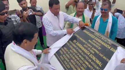 চাবুৱা: চাবুৱাৰ কয়লাবাৰী ধুমধুমনী টিলাত মটক ৰজা সৰ্বানন্দ সিংহৰ প্ৰতিমূৰ্তি উন্মোচন কেন্দ্ৰীয় মন্ত্ৰী সৰ্বানন্দ সোনোৱালৰ