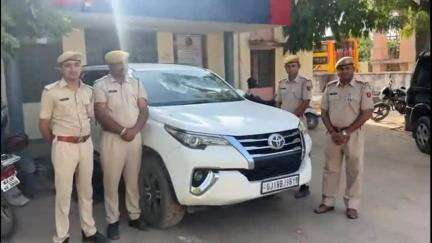 सांचोर: सांचौर पुलिस ने कार्रवाई कर फॉर्च्यूनर कार से 82 कार्टून अवैध शराब बरामद की, आरोपी फरार