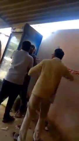 कोरांव: कोहड़ार बाजार के सब्जी मंडी में युवक की बेरहमी से पिटाई का वीडियो सोशल मीडिया पर हो रहा वायरल