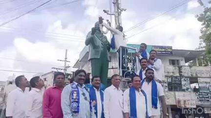 జగిత్యాల: ప్రబుద్ధ భారత్ ఇంటర్నేషనల్ ఫౌండేషన్ ఆధ్వర్యంలో Dr. BR అంబేద్కర్ స్మరణం-విగ్రహానికి పూలమాల వేసి నివాళులు
