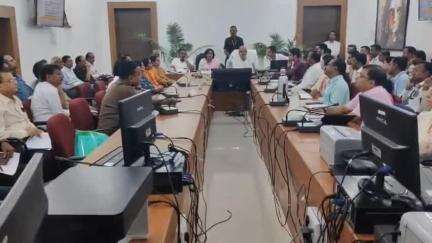 कुरई: कलेक्टर कार्यालय में मंत्री करण सिंह वर्मा ने अधिकारियों के साथ की बैठक, विभागीय कार्यों व योजनाओं की समीक्षा की