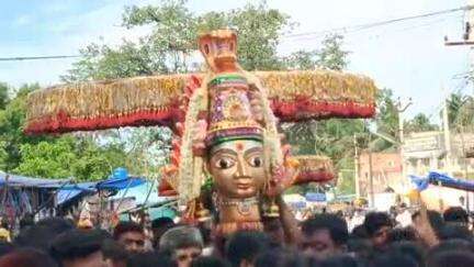 குடியாத்தம்: குடியாத்தம் கல்லப்பாடி கிராமத்தில் வெகு விமர்சையாக நடைபெற்ற கங்கை அம்மன் சிரசு திருவிழா ஆயிரக்கணக்கான பக்தர்கள் பங்கேற்பு