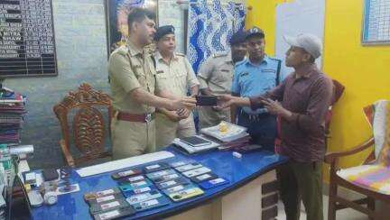 বাদুড়িয়া: হারিয়ে যাওয়া 23টি মোবাইল উদ্ধার করে বাদুড়িয়া থানা থেকে মোবাইল মালিকদের হাতে তুলে দিল পুলিশ