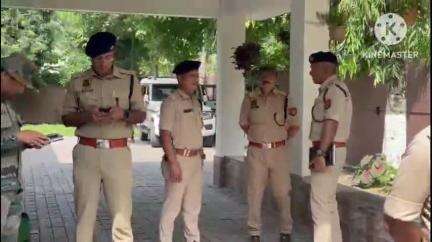 তিনিচুকীয়া: আলফাৰ কেডাৰ 

গ্ৰেপ্তাৰৰ পাছত সদৰত সুৰক্ষা এজেঞ্চীসমূহৰ আৰক্ষী অধীক্ষক অভিজিৎ গৌৰৱ দিলীপৰ উপস্থিতিত গুৰুত্বপূৰ্ণ বৈঠক