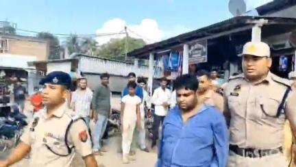 মৰিগাঁও: লাহৰীঘাট বজাৰৰ মাজ মজিয়াত অতিৰিক্ত আৰক্ষী অধীক্ষক সমীৰণ বৈশ্যৰ নেতৃত্বত অভিযান চলাই গ্ৰেপ্তাৰ কৰে  এটা চাইবাৰ অপৰাধীক