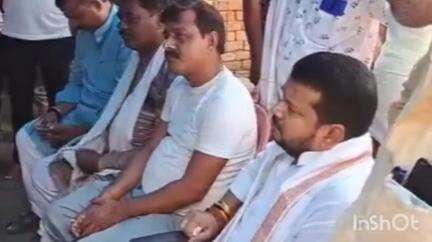 हिसुआ: हिसुआ प्रखंड की छोटी पाली गांव पहुंचे एमएलसी अशोक यादव, मृतकों के परिवार से की मुलाकात