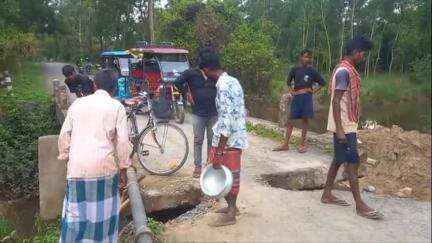 তপন: সুলতানিপুরে সেতুর একপাশে রাস্তা ধসে পড়ায় সম্পূর্ণভাবে বন্ধ যান চলাচল, সমস্যায় এলাকাবাসীরা #jansamasya