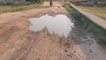 किस्को: प्रशासन द्वारा रोड बनवाने का भरोसा देने के 6 माह बाद भी नहीं बन सकी होंदगा कुजरा सड़क औऱ ना ही धंसा पुल #jansamasya