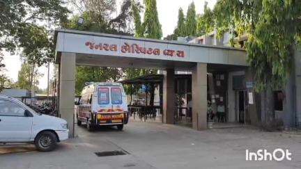 વ્યારા: વ્યારા શહેરમાં આવેલ મિશન નાકા રોડ પર અકસ્માત થતા મહિલાને ઈજા પોહચી.