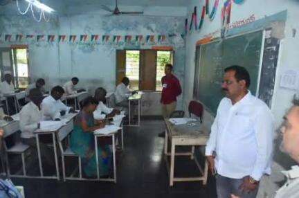 గద్వాల్: పట్టణంలో!గ్రామ అధికారుల రాత పరీక్ష కేంద్రాన్ని తనిఖీ చేసిన:జిల్లా అదనపు కలెక్టర్ లక్ష్మి నారాయణ