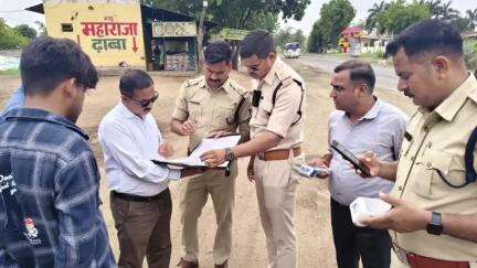 बुरहानपुर नगर: बुरहानपुर: शिकारपुरा थाने के पास परिवहन विभाग और अपर कलेक्टर ने वाहनों की चेकिंग की, ₹36 हजार का चालान