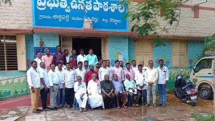 పాణ్యం: ఓర్వకల్ మండలం లొద్దిపల్లి గ్రామంలో  పూర్వ విద్యార్థుల సమ్మేళన కార్యక్రమం