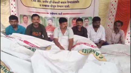 बुलढाणा: मुंदेफळ येथे स्मशानभूमीतील अतिक्रमण काढण्यासाठी ग्रामस्थांने आमरण उपोषण #Jansamasya