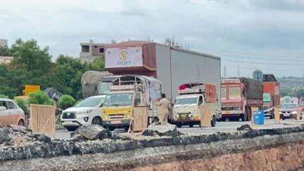 ಇಳಕಲ್‌: ನಗರದ ಬಸವೇಶ್ವರ ಸರ್ಕಲ್ ಹತ್ತಿರ ದ ಹೆದ್ದಾರಿಯಲ್ಲಿ ನಿಂತ ವಾಹನ, ಸಂಚಾರಕ್ಕೆ ತೊಂದರೆ
