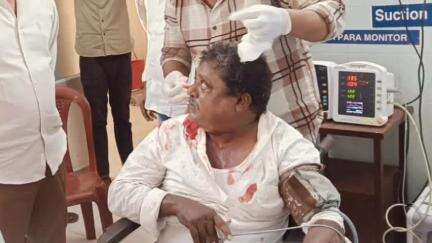 నరసాపురం: నేషనల్ హైవే 216 వద్ద రోడ్డు ప్రమాదం, ఘటనలో గాయాలపాలైన వ్యక్తిని పరామర్శించిన ఎమ్మెల్యే నాయకర్
