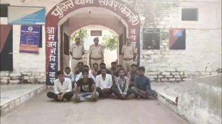 सावर: सावर पुलिस ने 5 गिरफ्तारी वारंटी व 8 जनों को संपत्ति संबंधी अपराधों और शांतिभंग में किया गिरफ्तार