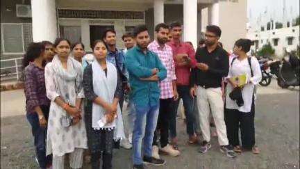 नर्सिंग कॉलेज के छात्रों को आज दिए गए एडमिट कार्ड, एग्जाम नज़दीक होने के बावजूद एडमिट कार्ड न मिलने से परेशान थे छात्र