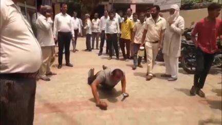 मांट: उपभोक्ता ने दंडवत परिक्रमा लगाकर SDM ऑफिस पहुंचने का वीडियो हुआ वायरल
