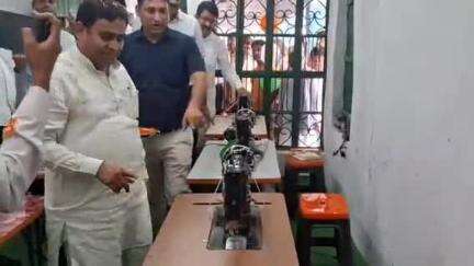 सोनबरसा: सोनबरसा में सिलाई कटाई निःशुल्क प्रशिक्षण केंद्र का एमएलसी ब्रजवासी ने किया उद्घाटन