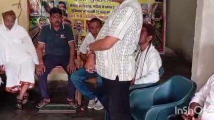 डुमरांव: डुमरांव स्टेशन पर मूलभूत सुविधाओं की कमी और लूटपाट का आरोप, रेल यात्री कल्याण समिति ने की जांच की मांग