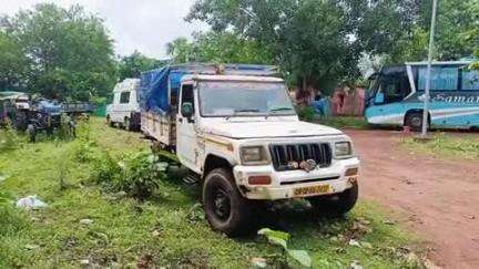 କେନ୍ଦୁଝର ସହର: ସାଇଁକୂଳ ନିକଟରୁ କାଠ ବୋଝେଇ ପିକପ ଗାଡ଼ି ଜବତ