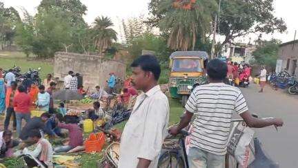 পুরুলিয়া ২: পুরুলিয়া ২ নং ব্লকের কুস্তাউর অর্ধ সাপ্তাহিক হাটে নেই কোন টয়লেট, সমস্যায় ক্রেতা বিক্রেতারা#jansamasya