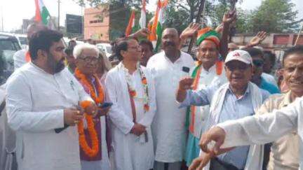 आदित्यपुर गम्हरिया: गम्हरिया ब्लॉक परिसर के पास कांग्रेसियों ने झारखंड प्रभारी और प्रदेश अध्यक्ष का किया जोरदार स्वागत