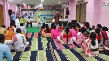 পুরুলিয়া ২: মানভূমের লুপ্তপ্রায় লোকগীতের কর্মশালা ও অনুষ্ঠানের সমাপ্তি অনুষ্ঠান হল তথ্য সংস্কৃতি দপ্তরে আজ বিকেলে