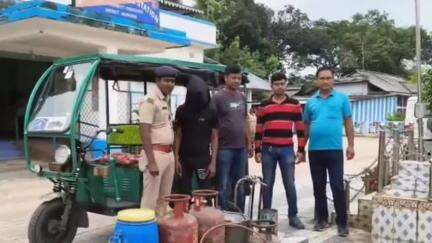 ময়নাগুড়ি: বানারহাট ও ময়নাগুড়ি রোড এলাকা থেকে চুরি যাওয়া সামগ্রী সহ ২ যুবককে গ্রেফতার করল ময়নাগুড়ি থানার পুলিশ