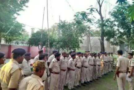 बहादुरगंज: बहादुरगंज थाना परिसर में अंचल पुलिस निरीक्षक के नेतृत्व में चौकीदारी परेड का आयोजन किया गया