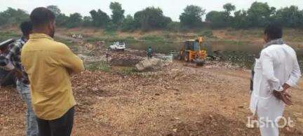 टिमरनी: गोंदागांव में रेत के अवैध परिवहन को रोकने के लिए तोड़ा गया अस्थाई मार्ग