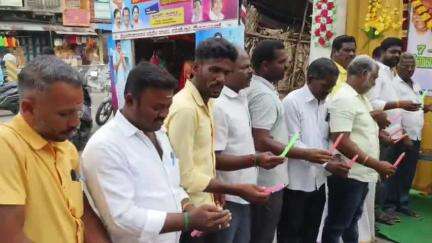 ஆரணி: டவுன் பழைய பேருந்து நிலையத்தில் காடுவெட்டி குருவின் ஏழாம் ஆண்டு நினைவு தினத்தை முன்னிட்டு மெழுகுவர்த்தி ஏற்றி அஞ்சலி செலுத்தினர்