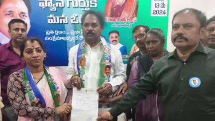 విశాఖపట్నం: గతంలో విద్యుత్ షాకు తో మృతి చెందిన కుటుంబానికి జీవీఎంసీ ఉద్యోగ సిపార్స్ లెటర్ అందజేసిన మాజీ ఎమ్మెల్యే వాసుపల్లి