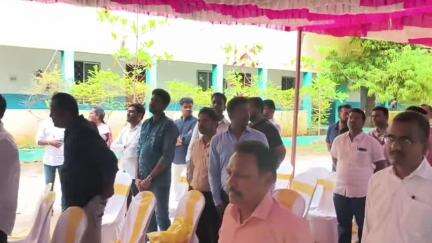 ஆரணி: வேலப்பாடி கிராமத்தில் 19 ஆண்டுகளுக்குப் பிறகு தனியார் பள்ளி மாணவர்கள் ஒன்றிணைந்து பள்ளிக்கு குளிர்சாதன பெட்டியை அன்பளிப்பாக வழங்கினார்