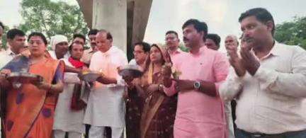लंभुआ: लंभुआ स्थित तीर्थ स्थल धोपाप धाम पर भाजपायों ने घाट की सफाई कर गोमती आरती की, लगे जय श्री राम के जयकारे