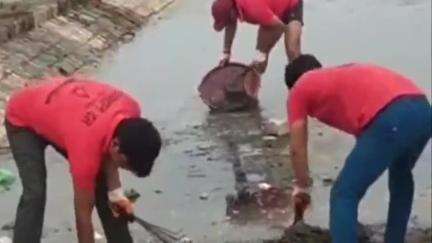 बासोदा: बासौदा: बेतवा नदी में लोगों ने किया श्रमदान, एक ट्राली कचरा बाहर निकाला