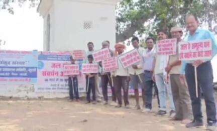ढीमरखेड़ा: 'जल गंगा संवर्धन' अभियान के तहत ग्राम ख़िरवा में जन अभियान परिषद व ग्रामीणों ने किया श्रमदान