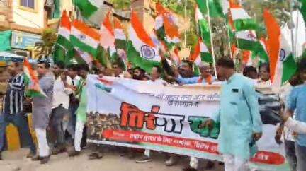 लटेरी: लटेरी नगर में 'ऑपरेशन सिंदूर' की सफलता पर निकाली गई तिरंगा यात्रा, बड़ी संख्या में लोग हुए शामिल